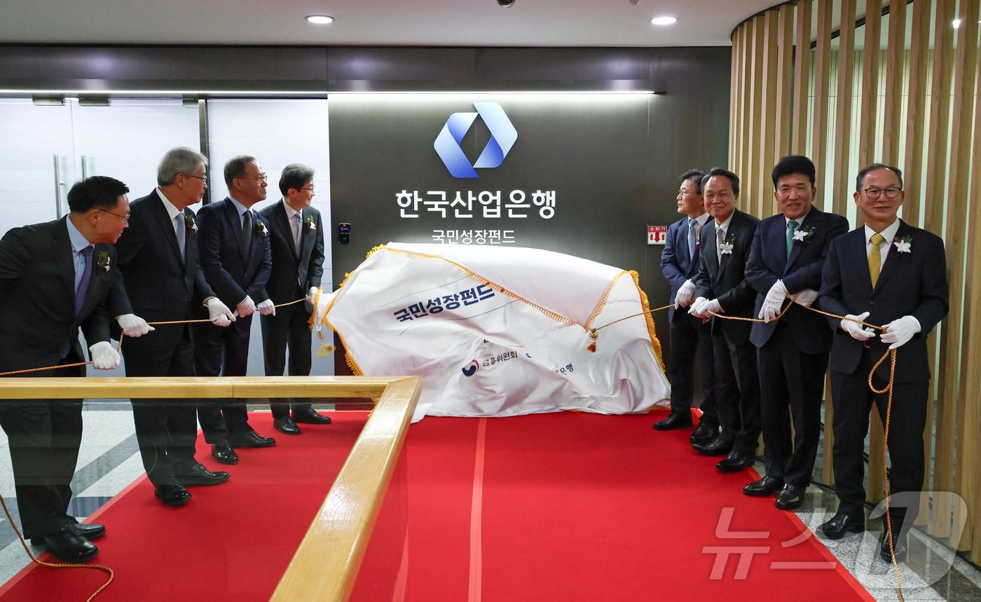 이억원 금융위원장&#40;왼쪽 네번째&#41;가 17일 오후 서울 여의도 산업은행 국민성장펀드 사무국 앞에서 박상진 산업은행 회장 및 5대 금융지주 회장과 사무국 현판식을 하고 있다. &#40;공동취재&#41; 2025.11.17/뉴스1 ⓒ News1 이재명 기자