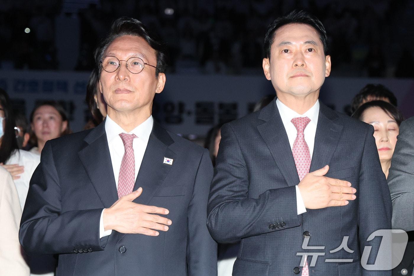 본문 이미지 - 김민석 국무총리와 장동혁 국민의힘 대표가 17일 오후 서울 중구 장충체육관에서 열린 2025간호정책 선포식에 참석해 국민의례를 하고 있다. 2025.11.17 ⓒ 뉴스1 이광호 기자