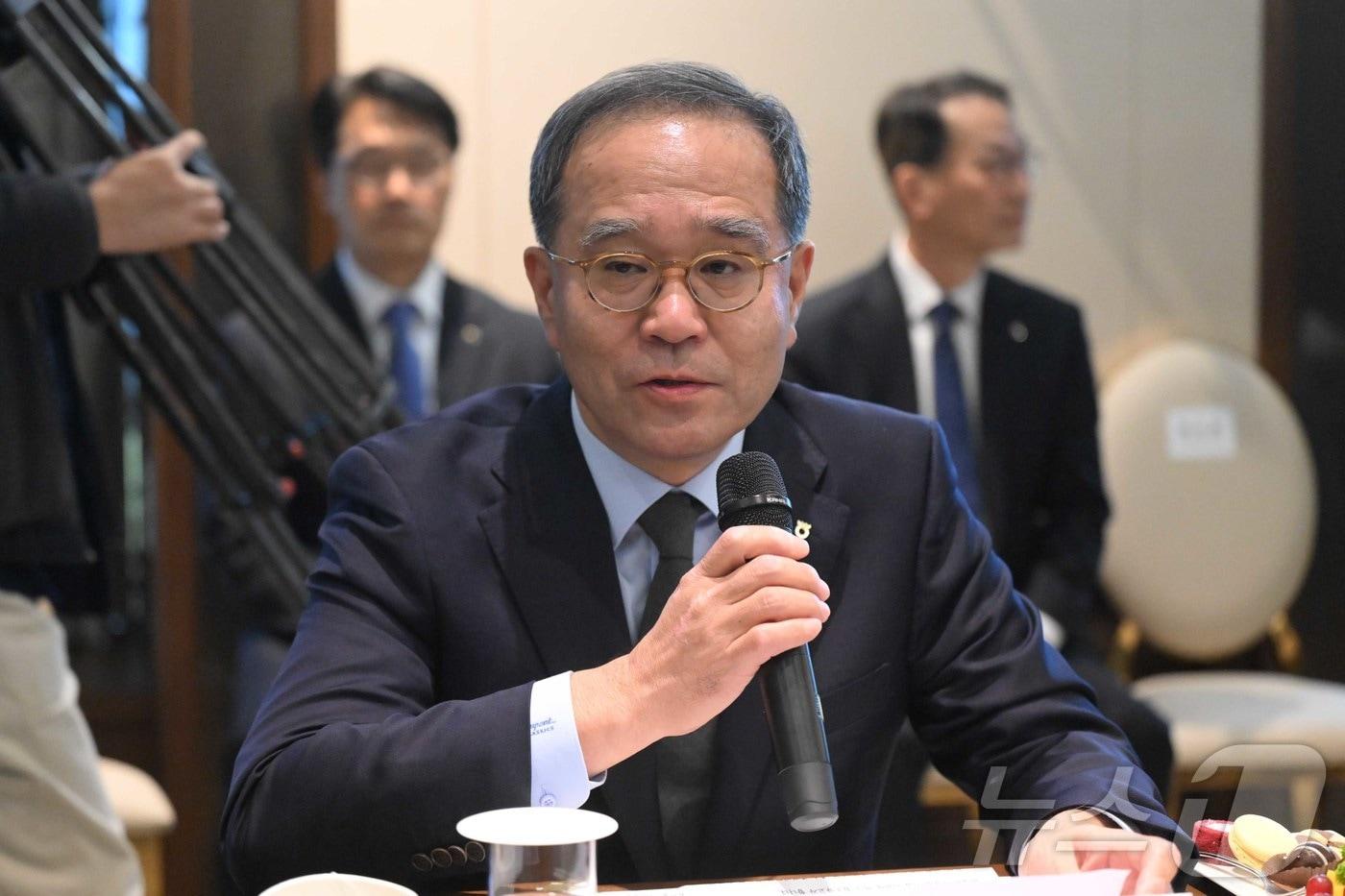 본문 이미지 - 이찬우 NH농협금융 회장이 17일 오후 서울 여의도 산업은행 별관에서 열린 '국민성장펀드의 성공을 위한 금융기관간 업무협약식'에서 인사말을 하고 있다. (공동취재) 2025.11.17 ⓒ 뉴스1 이재명 기자