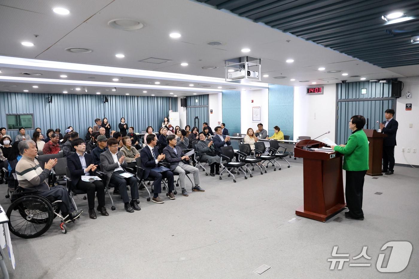 당진시청 중회의실에서 개최된 ‘당진시 발달장애인과 가족의 삶의 질 향상을 위한 의정토론회’ 모습(당진시의회 제공. 재판매 및 DB금지)2025.11.17/뉴스1
