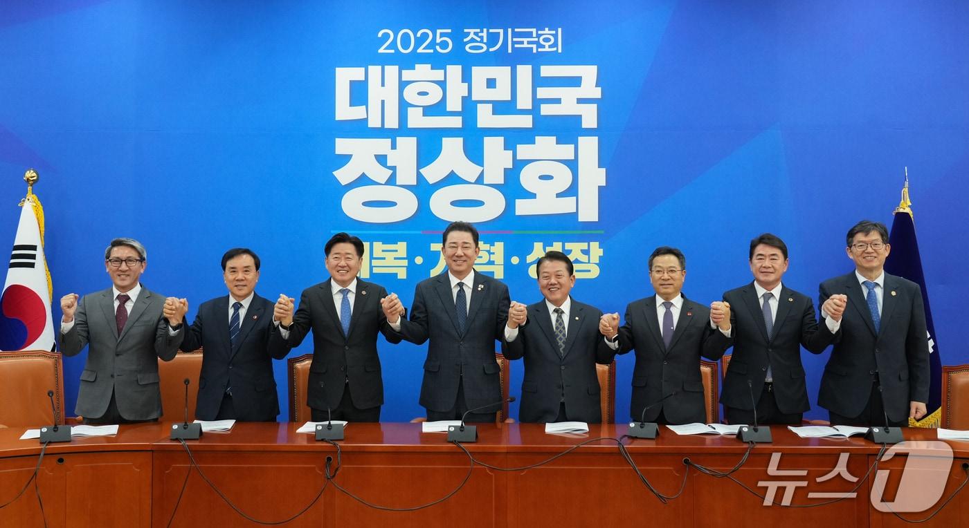 17일 국회에서 만난 제주특별자치도·제주특별자치도의회 국비 확보단과 김병기 더불어민주당 원내대표, 김병주 더불어민주당 최고위원.(제주특별자치도 제공, 재판매 및 DB 금지)