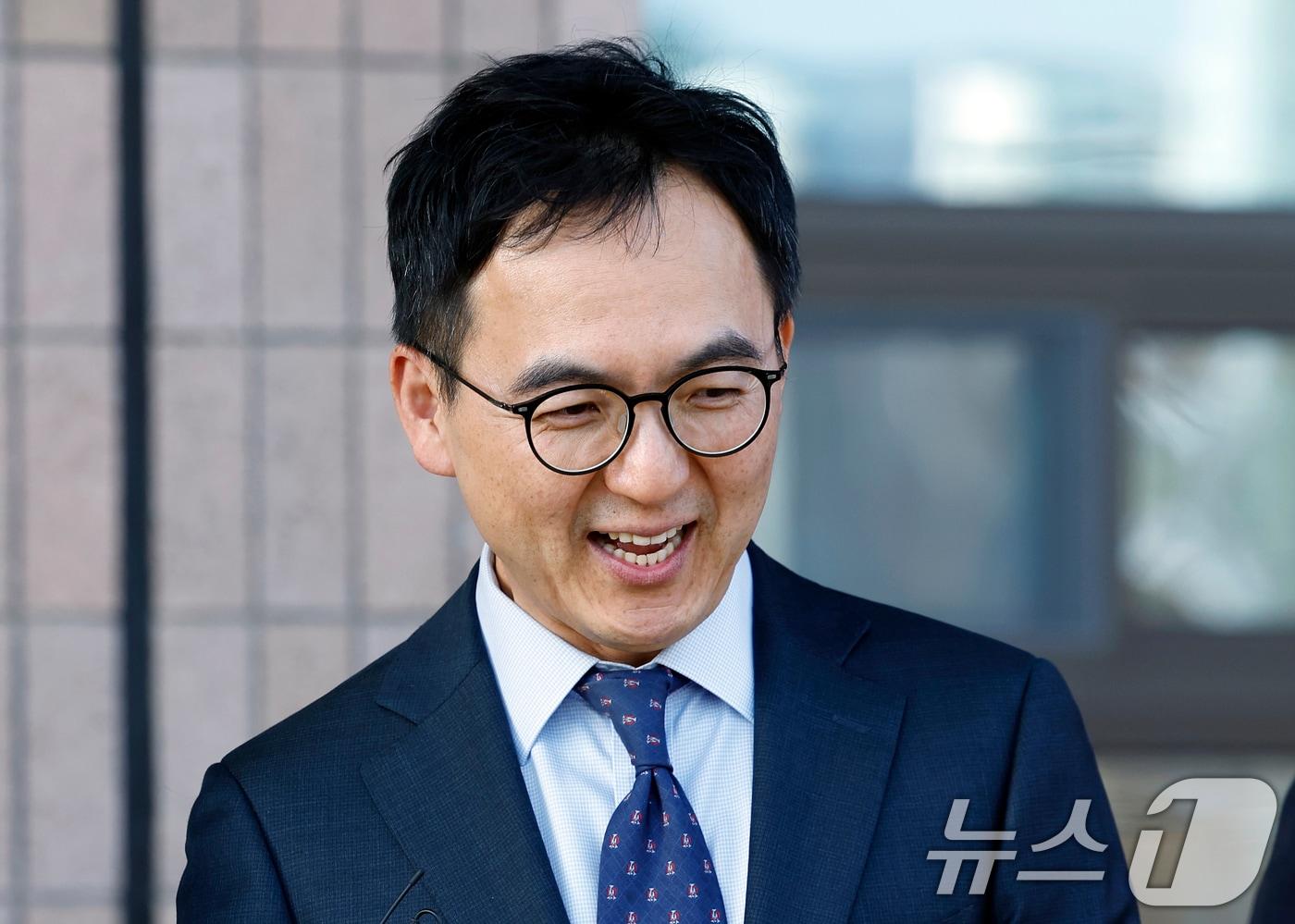 구자현 신임 검찰총장 직무대행(대검찰청 차장검사)이 17일 오후 경기도 과천시 정부과천청사 법무부에서 정성호 법무부 장관과의 면담을 마친 뒤 밖으로 나와 대기하던 차량으로 향하고 있다. 2025.11.17/뉴스1 ⓒ News1 박정호 기자