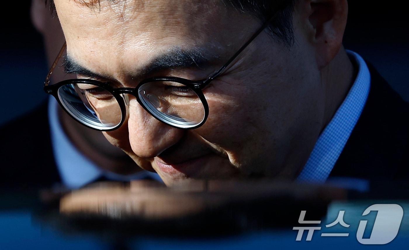 구자현 신임 검찰총장 직무대행이 17일 오후 경기 과천시 정부과천청사 법무부에서 정성호 법무부 장관과의 면담을 마친 뒤 밖으로 나와 대기하던 차량에 오르고 있다. 2025.11.17/뉴스1 ⓒ News1 박정호 기자