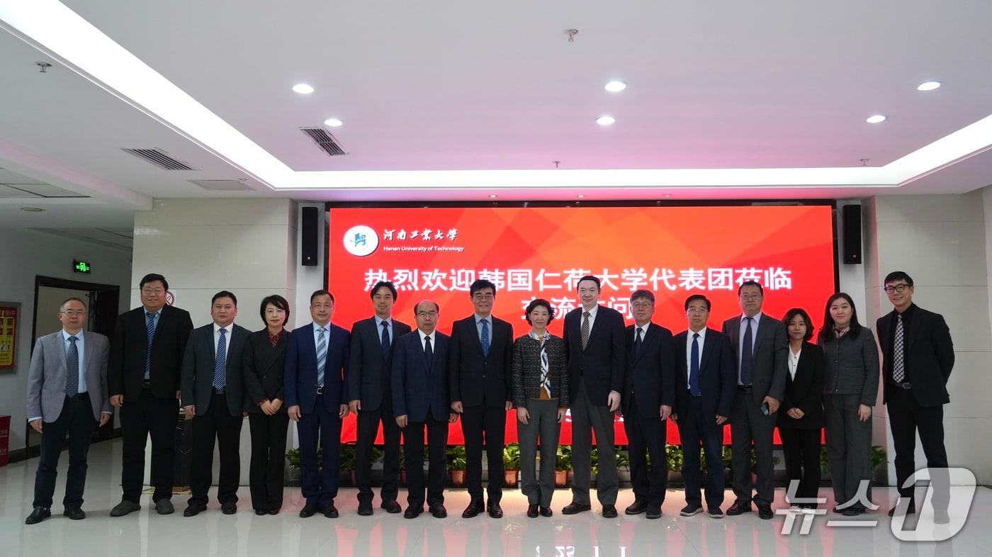 중외합작판학기구인 인하이공학원 출범식에서 참석자들이 기념사진을 촬영하고 있다.&#40;인하대 제공. 재배포 및 DB금지&#41;2025.11.17/뉴스1