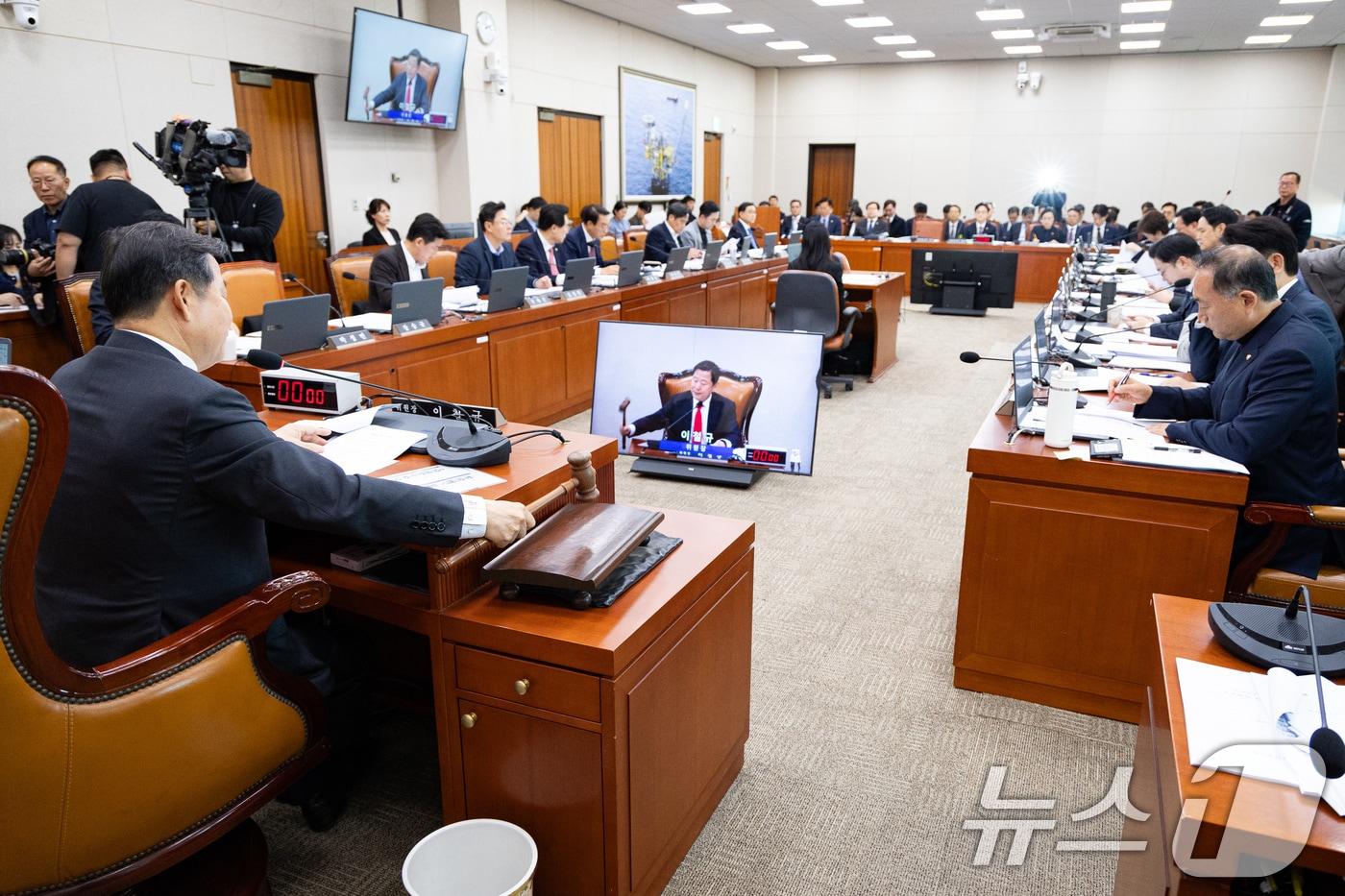 이철규 국회 산업통상자원중소벤처기업위원장이 지난 17일 서울 여의도 국회에서 열린 제429회 국회&#40;정기회&#41; 산업통상자원중소벤처기업위원회 제7차 전체회의에서 의사봉을 두드리고 있다. 2025.11.17/뉴스1 ⓒ News1 유승관 기자