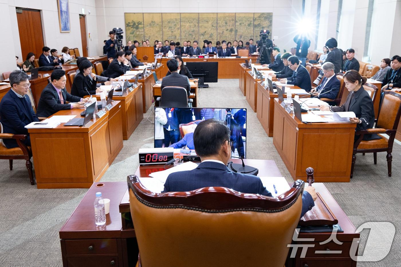 김교흥 국회 문화체육관광위원장이 17일 서울 여의도 국회에서 열린 제429회 국회&#40;정기회&#41; 문화체육관광위원회 제11차 전체회의에서 의사봉을 두드리고 있다. 2025.11.17/뉴스1 ⓒ News1 유승관 기자