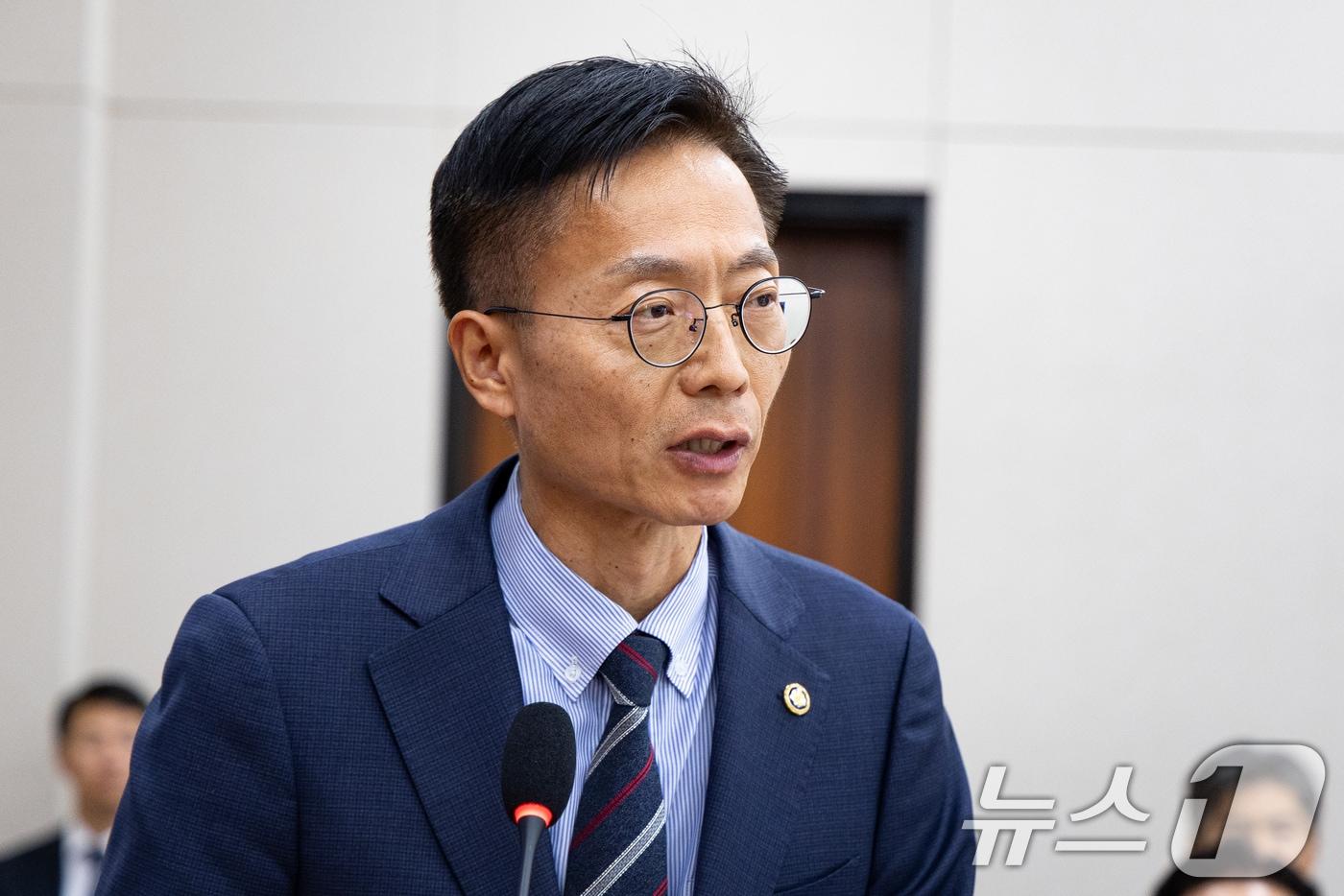 김용선 지식재산처장이 제429회 국회(정기회) 산업통상자원중소벤처기업위원회 제7차 전체회의에서 2026년도 예산안 의결에 대한 정부측 인사를 하고 있다.  2025.11.17/뉴스1 ⓒ News1 유승관 기자