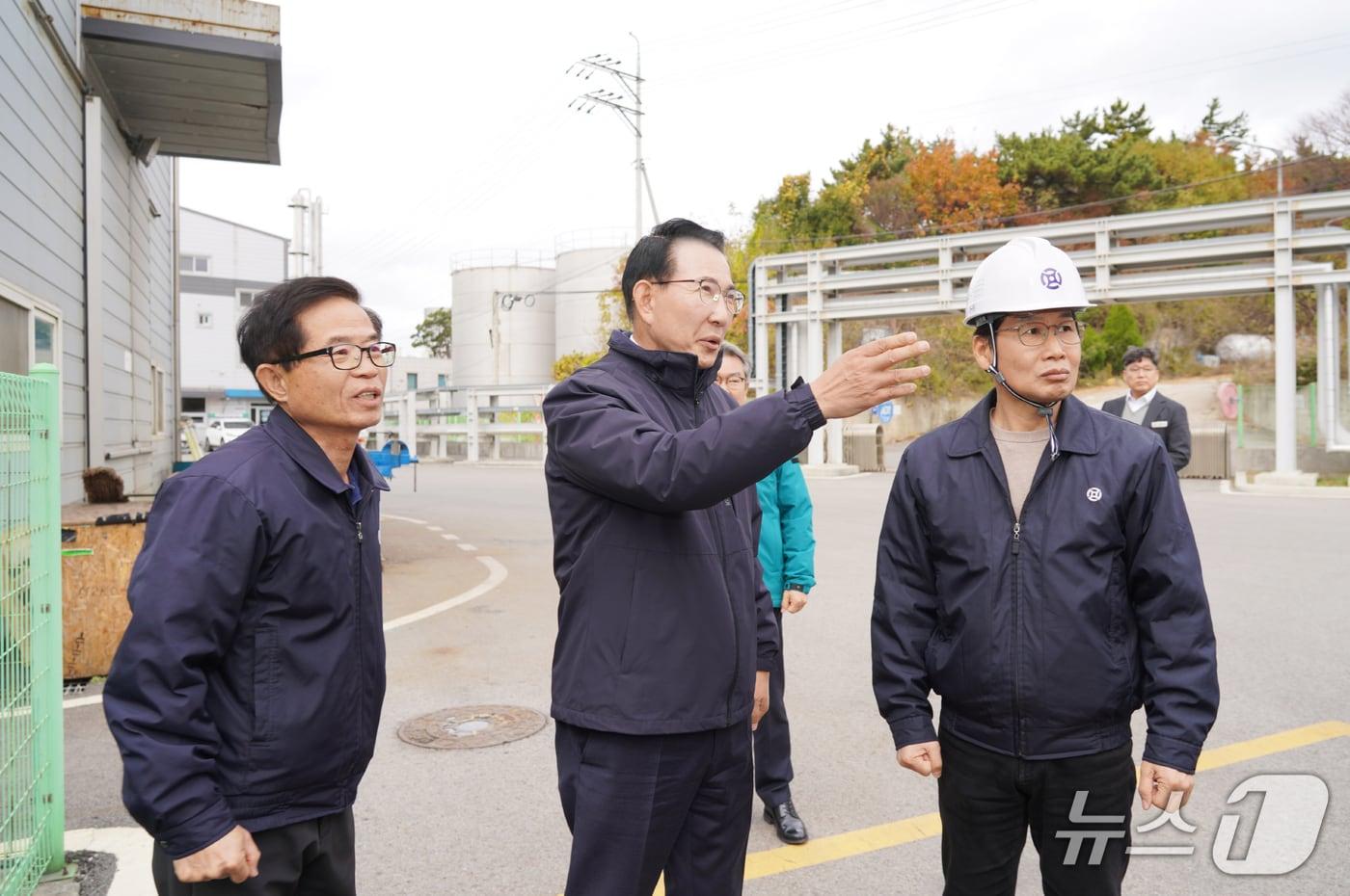 17일 선도화학㈜ 현장을 둘러보는 이완섭 서산시장(가운데), (서산시 제공. 재판매 및 DB금지) 2025.11.17/뉴스1