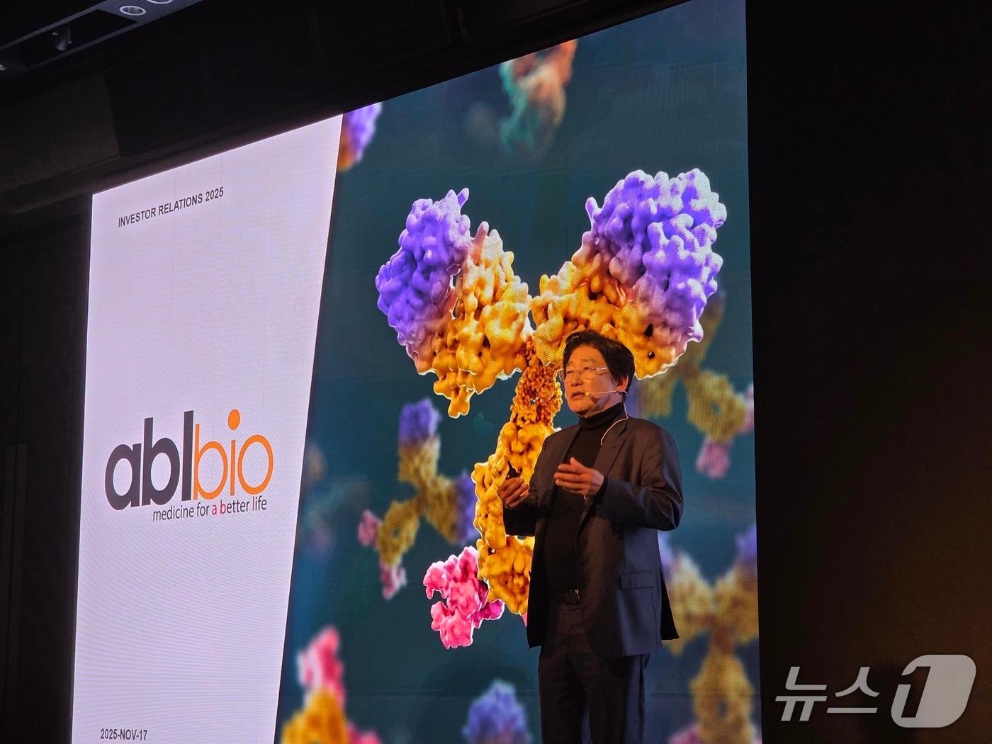 본문 이미지 - 이상훈 에이비엘바이오 대표가 17일 서울 광화문 포시즌스호텔에서 기업소개(IR) 행사에서 발표를 하고 있다2. 2025. 11. 17/뉴스1 황진중 기자