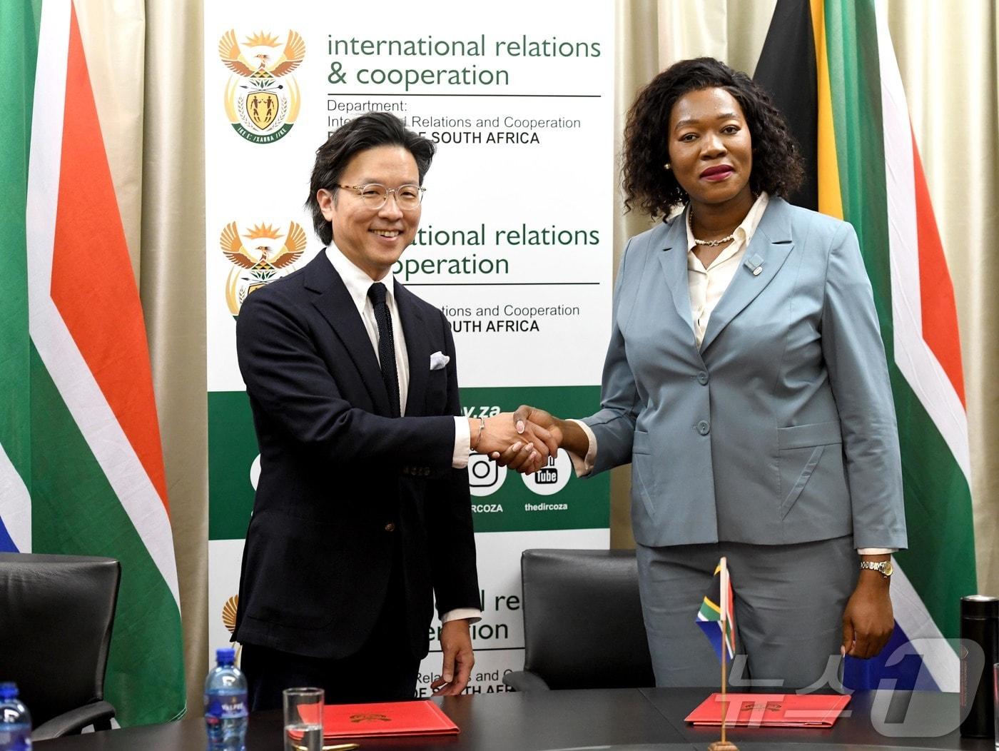 본문 이미지 - 현대자동차 GPO 김일범 부사장이 지난 9월 남아프리카공화국 프리토리아 소재 남아공 외교부 청사에서 &#39;2025년 G20 요하네스버그 정상회의&#39; 공식 차량 지원에 관한 업무협약을 체결한 후 안나 탄디 모라카 남아공 외교부 차관과 기념 촬영을 하고 있다. &#40;현대차·기아 제공. 재판매 및 DB 금지&#41; 2025.11.17/뉴스1