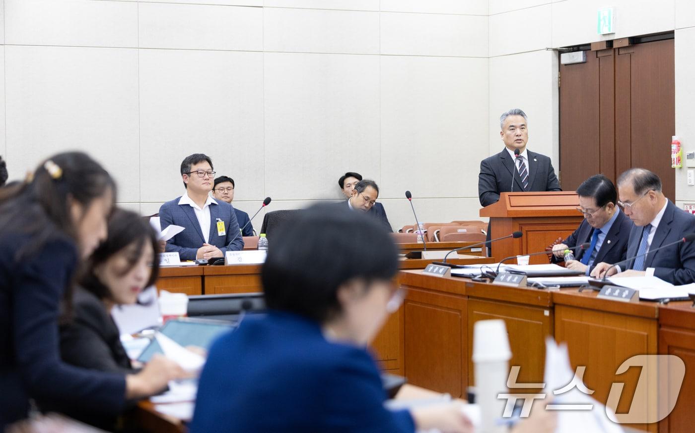 김성근 가톨릭의대 외과 교수가 17일 서울 여의도 국회에서 열린 제429회국회&#40;정기회&#41; 보건복지위원회 지역의사 관련 법안에 대한 공청회에서 발언하고 있다. 2025.11.17/뉴스1 ⓒ News1 이승배 기자