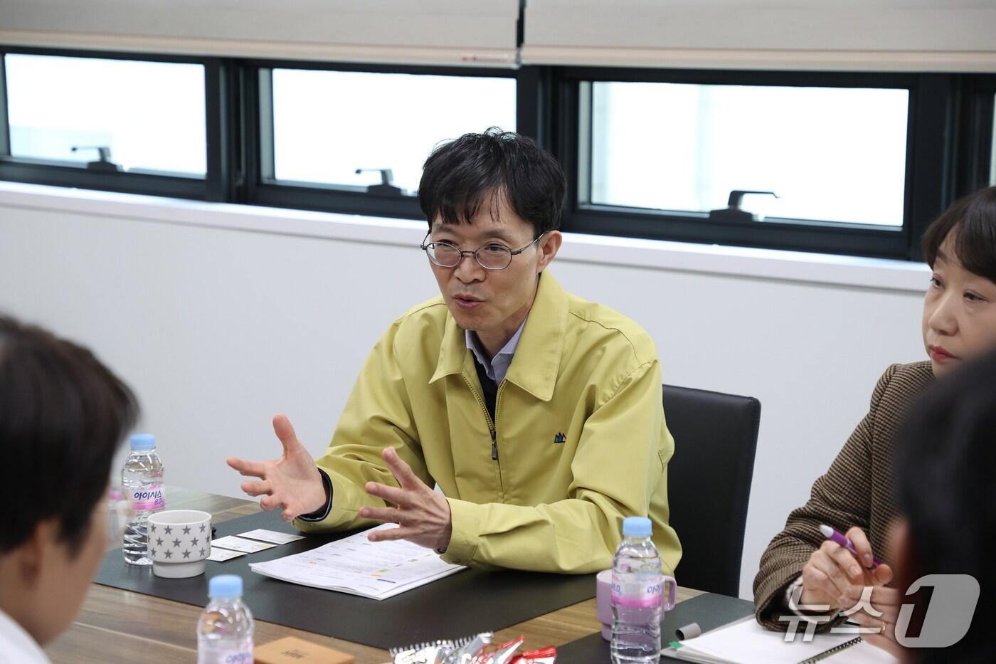 강성민 조달청 차장은 17일 충청북도 음성군에 소재한 군납 식품 제조기업인 &#40;주&#41;이가자연면을 방문해 현장의 건의 사항을 청취했다. &#40;조달청 제공.재판매 및 DB 금지&#41;/뉴스1