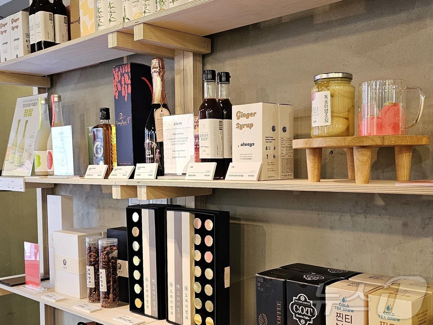 본문 이미지 - 경북도는 17일 서울 용산구 해방촌에서 ‘2025년 경북 로컬 체인지업’ 사업 성과공유회 ‘함께온데이’를 열고, 오는 23일까지 지역 기업 기획전 ‘마! 갱상편의점’을 운영한다./뉴스1