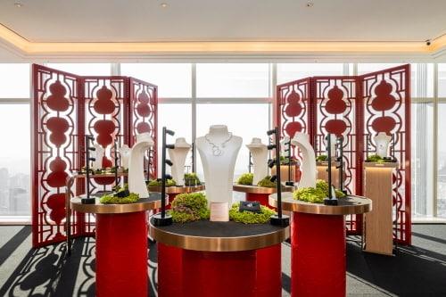 본문 이미지 - 키린 2025 파인주얼리컬렉션 전경 / 사진=키린&#40;Qeelin&#41; 제공