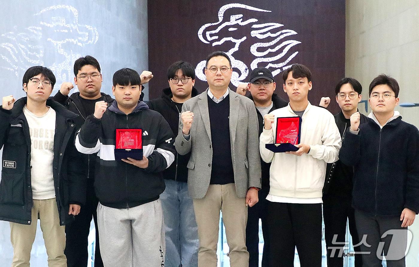 자동차진단평가 기능경진대회에서 단체상과 지도자상을 받은 영남이공대 스마트 e-자동차과 류경진 교수&#40;가운데&#41;와 학생들. &#40;영남이공대 제공. 재판매 및 DB금지&#41;