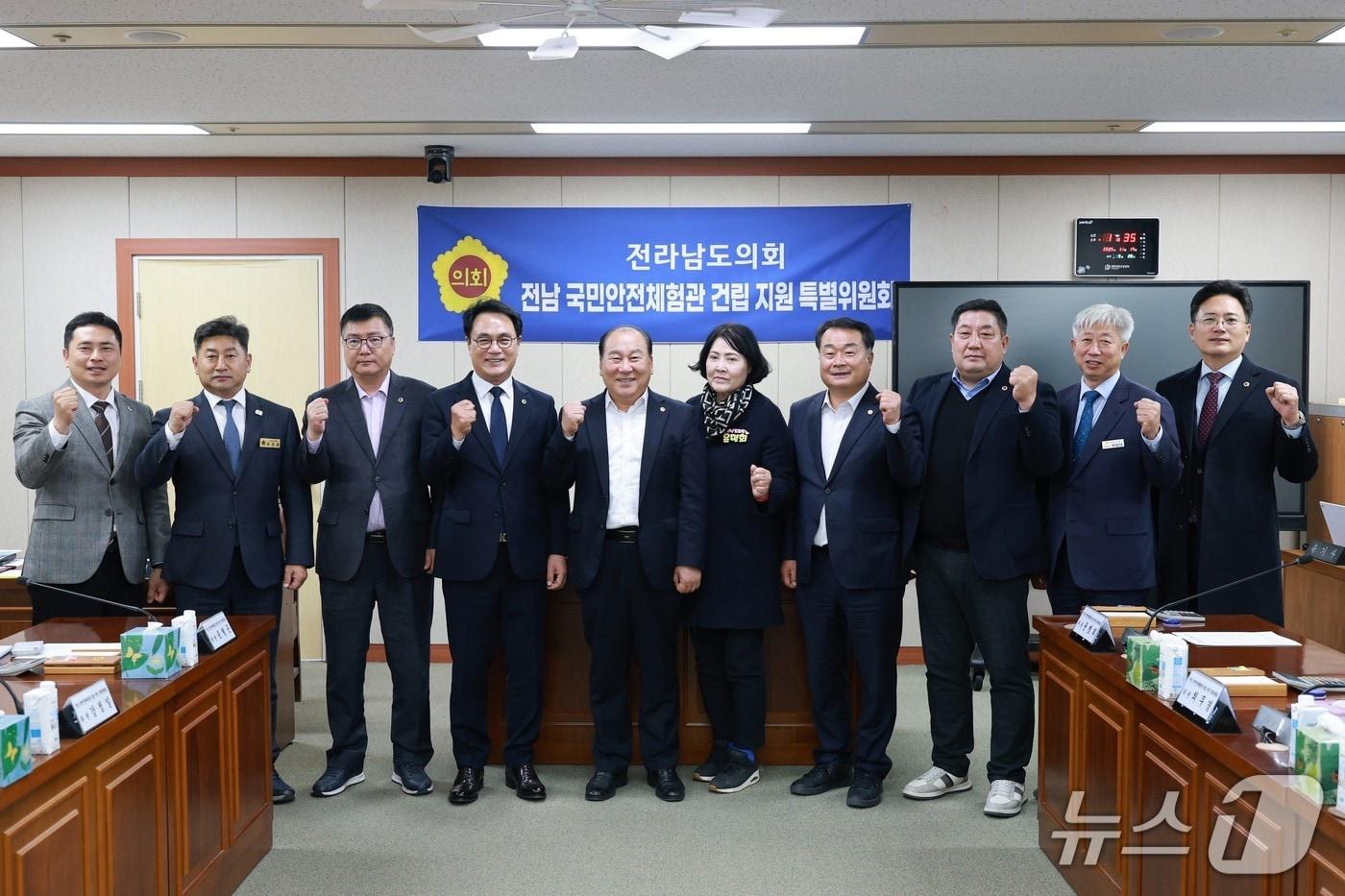 전남도의회 &#39;국민안전체험관 건립 지원 특위&#39;위원들이 기념사진을 찍고 있다.&#40;전남도의회 제공, 재판매 및 DB금지&#41;/뉴스1 