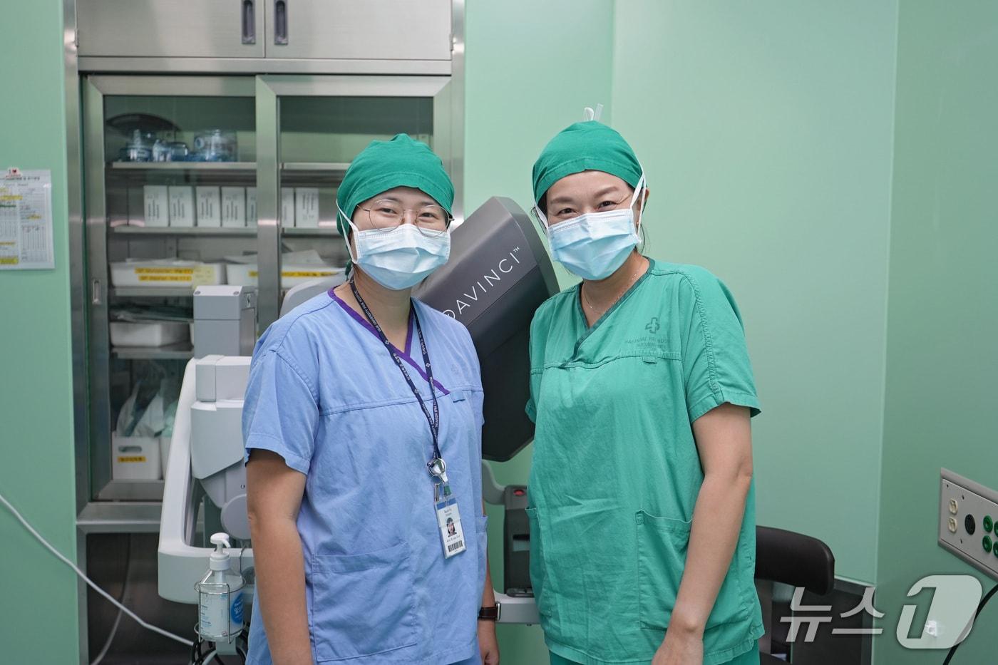 해운대백병원 김경은 유방외과 교수(왼쪽)과 이경아 성형외과 교수가 기념사진을 찍고 있다.(해운대백병원 제공. 재판매 및 DB 금지)