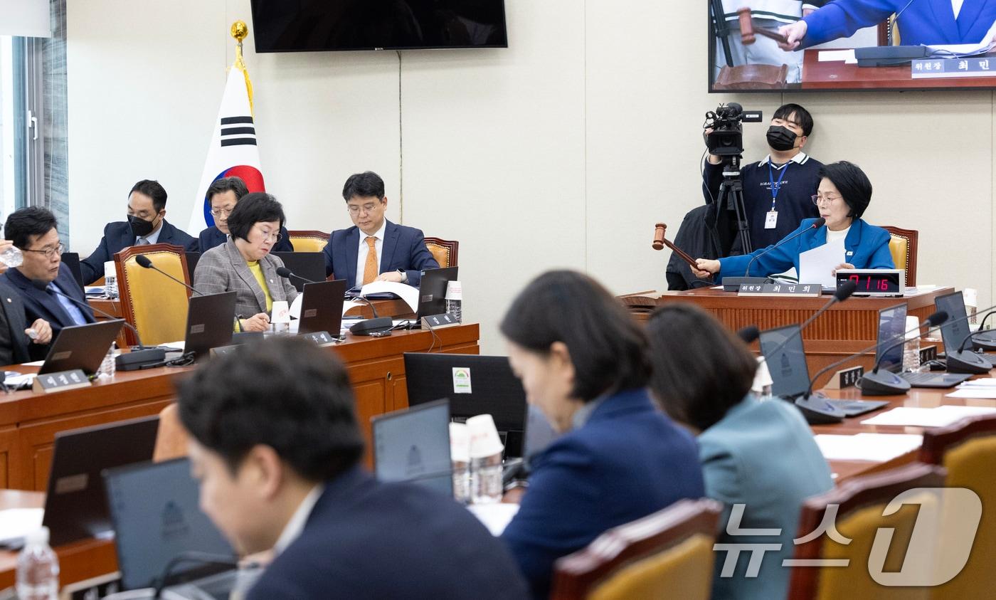 17일 서울 여의도 국회에서 열린 제429회국회&#40;정기회&#41; 과학기술정보방송통신위원회 제16차 전체회의에서 최민희 위원장이 TBS 지원 관련 방송미디어통신위원회 예산안을 의결하고 있다. 2025.11.17/뉴스1 ⓒ News1 이승배 기자