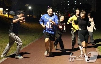 본문 이미지 - 전남 장성군이 10월 19일 황룡강 가을꽃축제를 통해 좀비와 저승사자를 피해 달아나는 J-라이트 런 행사를 진행하고 있다.&#40;장성군 제공. 재배포 및 DB 금지&#41;