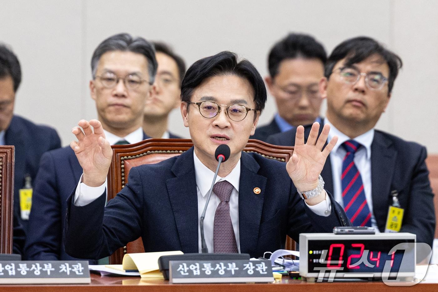 김정관 산업통상부 장관이 17일 서울 여의도 국회에서 열린 제429회국회&#40;정기회&#41; 산업통상자원중소벤처기업위원회 제7차 전체회의애 출석해 한미 관세협상 관련 질의에 답변하고 있다. 2025.11.17/뉴스1 ⓒ News1 이승배 기자