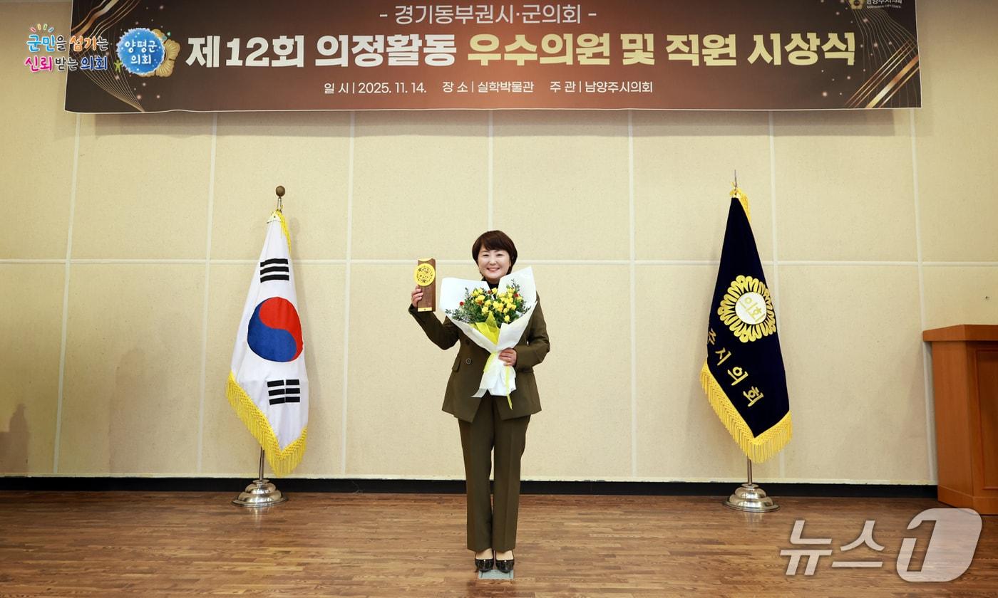  지민희 경기 양평군의회 부의장이 제12회 경기 동부권 시군의장협의회 의정활동 시상식에서 &#39;주민참여 소통분야 우수의원&#39;으로 선정된 뒤 기념사진을 찍고 있다.&#40;양평군 제공. 재판매 및 DB 금지&#41;/뉴스1