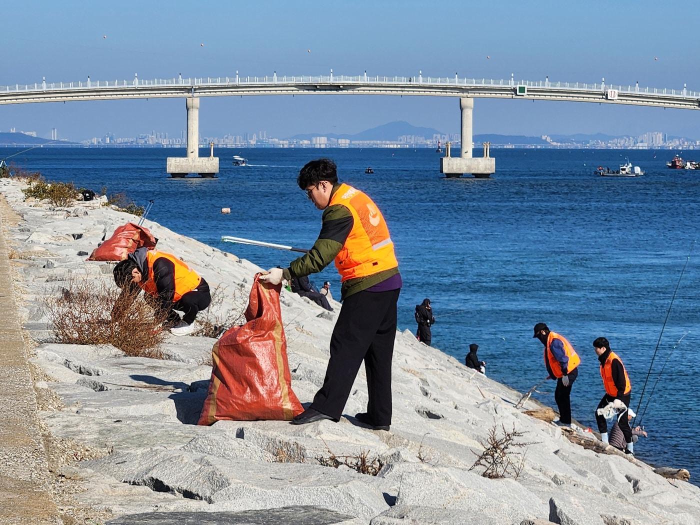 본문 이미지 - 국민체육진흥공단이 인천 무의도 광명 어촌계를 찾아 '해안가 쓰레기 담기 대회'를 열었다. (체육공단 제공)