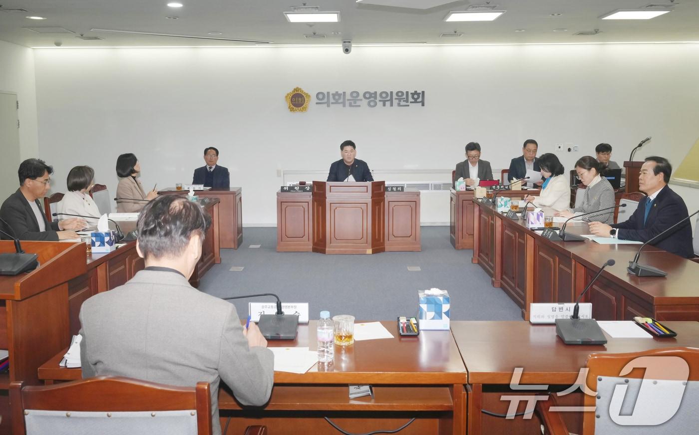 광주시의회 광주교통공사 사장 인사청문특별위원회가 17일 의회운영위원회 회의실에서 2차 회의를 열고 있다.&#40;광주시의회 제공.재판매 및 DB 금지&#41; 