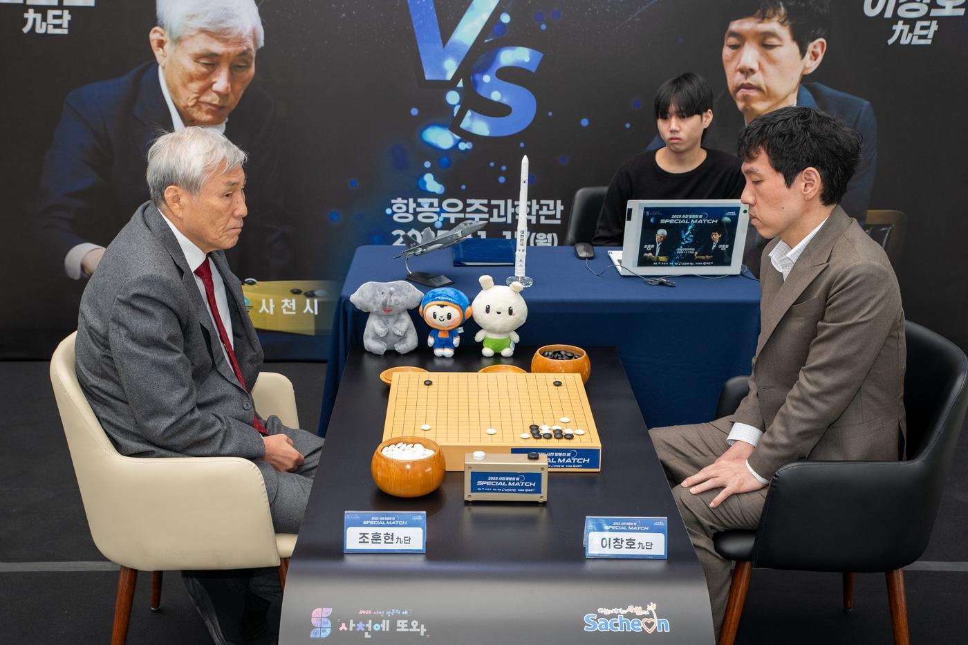 본문 이미지 - 사천 스페셜매치에서 격돌한 이창호 9단(오른쪽)과 조훈현 9단. (한국기워 제공)
