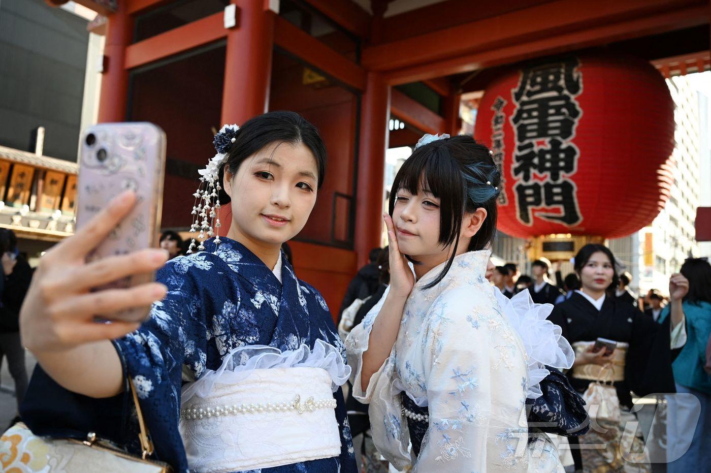 15일 2명의 중국인 관광객이 기모노를 입고 일본 도쿄 아사쿠사에 있는 센소지 사원을 방문하고 있다. 2025.11.15. ⓒ AFP=뉴스1 ⓒ News1 이정환 기자