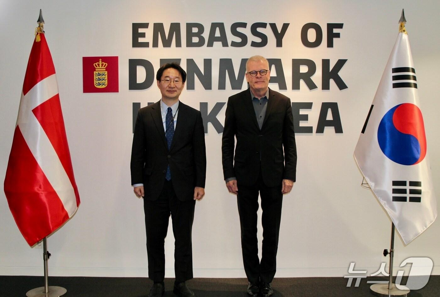 정희권 연구개발특구진흥재단 이사장&#40;왼쪽&#41;과 미카엘 헴니티 빈터 주한덴마크대사가 17일 업무협약식에서 기념사진 촬영을 하고 있다.&#40;특구재단 제공&#41; /뉴스1