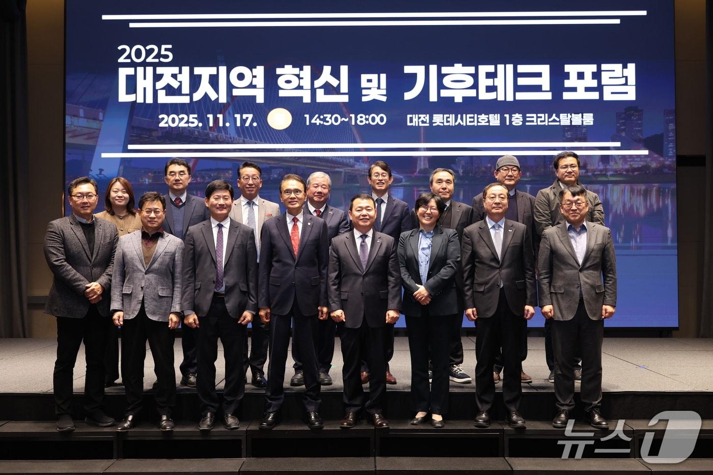 앞줄 왼쪽 5번째가 윤석대 한국수자원공사 사장. &#40;한국수자원공사 제공.재판매 및 DB금지&#41;/뉴스1