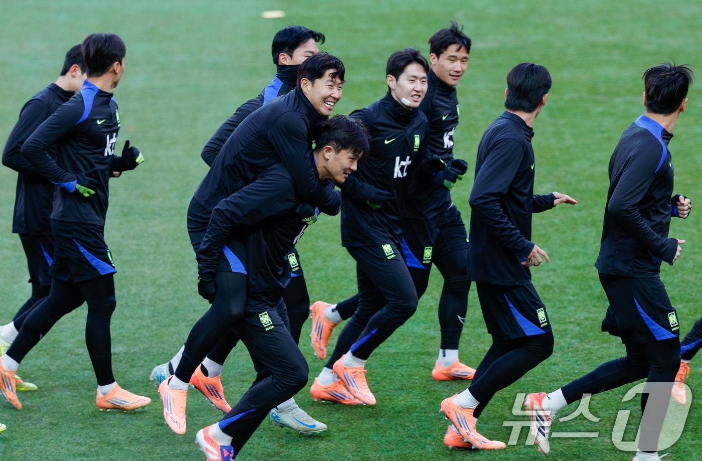 대한민국 남자 축구 국가대표팀 손흥민이 17일 오후 서울 마포구 월드컵경기장에서 올해 마지막 A매치 가나와의 평가전을 하루 앞두고 공식 훈련을 하며 김민재의 등에 업히고 있다. 2025.11.17/뉴스1 ⓒ News1 안은나 기자