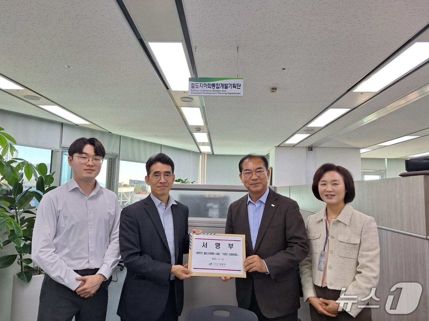 본문 이미지 - 조병길 부산 사상구청장(왼쪽에서 세번째)가 경부선 철도 지하화를 위한 서명부를 국토부 관계자에게 제출한 뒤 기념사진을 찍고 있다.(사상구 제공. 재판매 및 DB 금지)