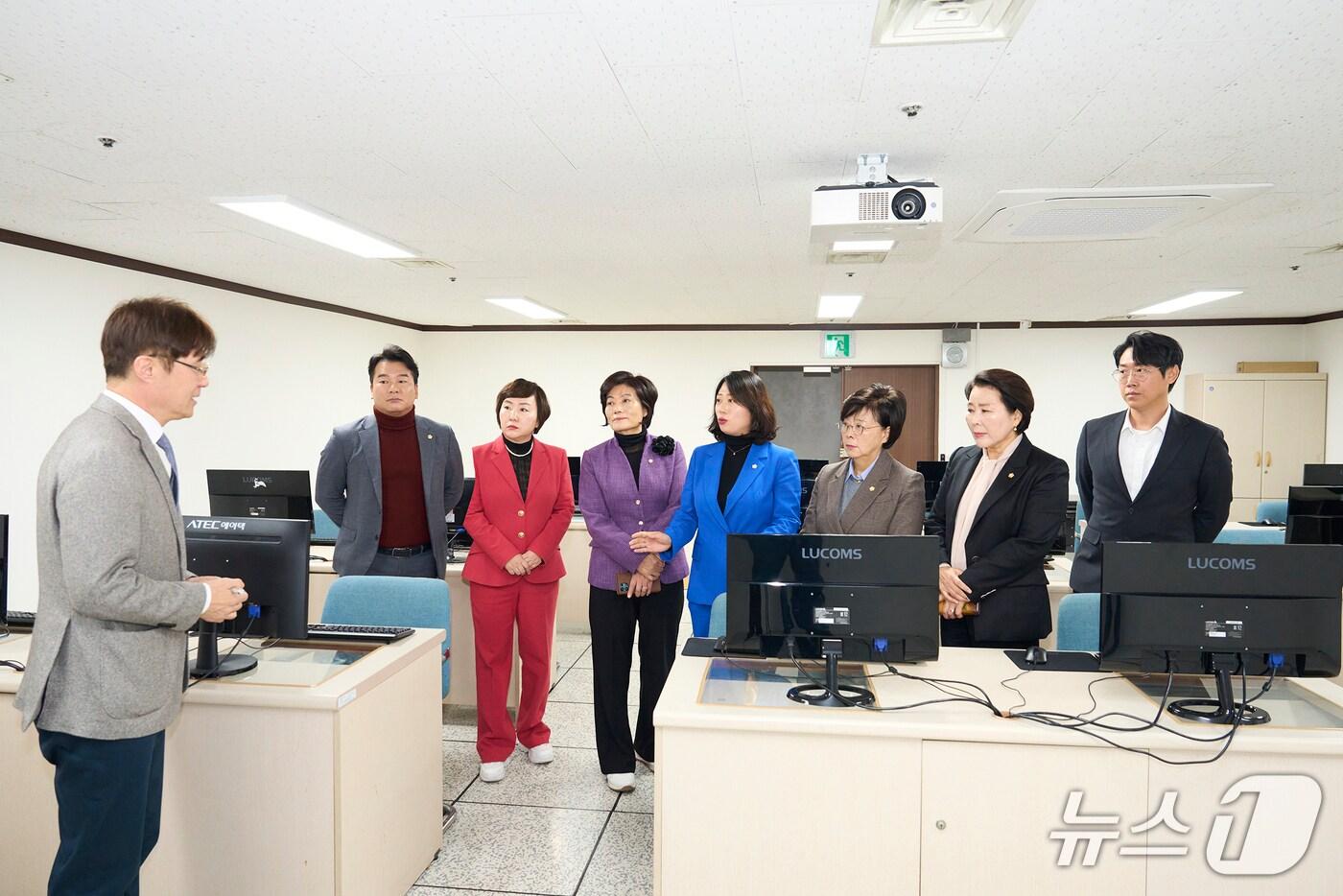 대전서구의회 행정자치위원회 위원들이 행정사무감사 기간 현장방문은 하고 있다.(서구의회 제공. 재판매 및 DB금지)/뉴스1