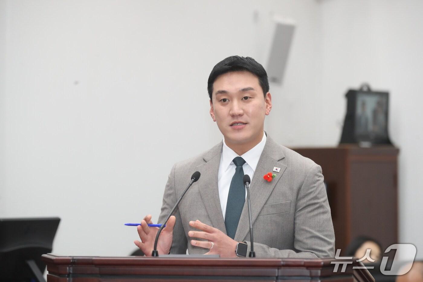  김기환 제주도의원이 17일 제주도의회 본회의장에서 김광수 제주교육감을 상대로 교육행정질문을 하고 있다.(제주도의회 제공. 재판매 및 DB 금지)/뉴스1 