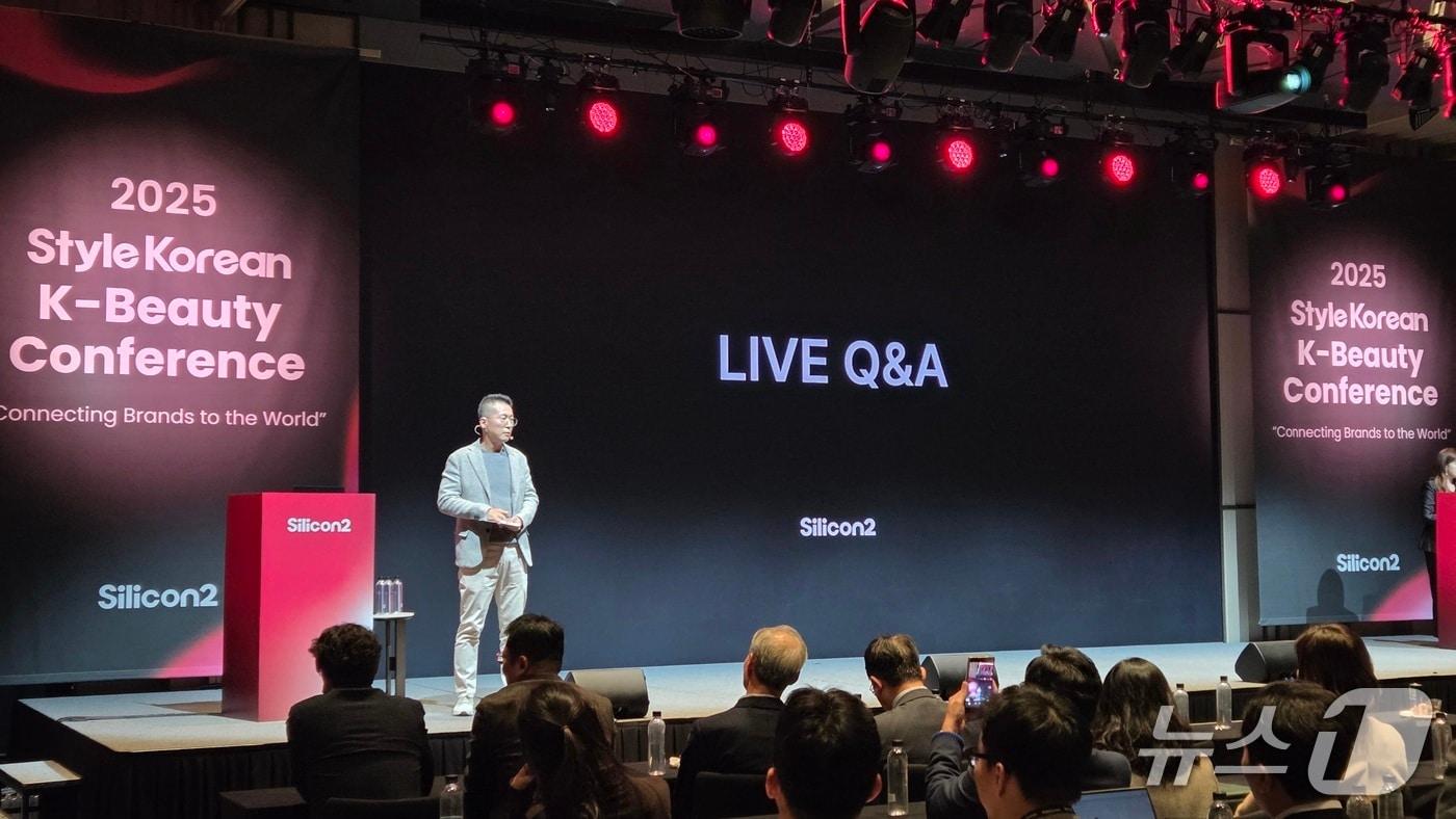 김성운 실리콘투 대표가 17일 &#39;스타일코리안 K-뷰티 콘퍼런스&#39;에서 질의응답을 하고 있다. 2025.11.17 ⓒ뉴스1 이정후 기자