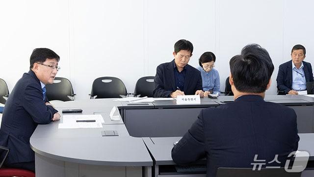 본문 이미지 - 김성환 기후에너지환경부 장관과 서울시·인천시·경기도 부단체장들이 수도권 생활폐기물 직매립 금지 제도 시행방안을 논의하고 있다. (기후부 제공.재판매 및 DB금지)