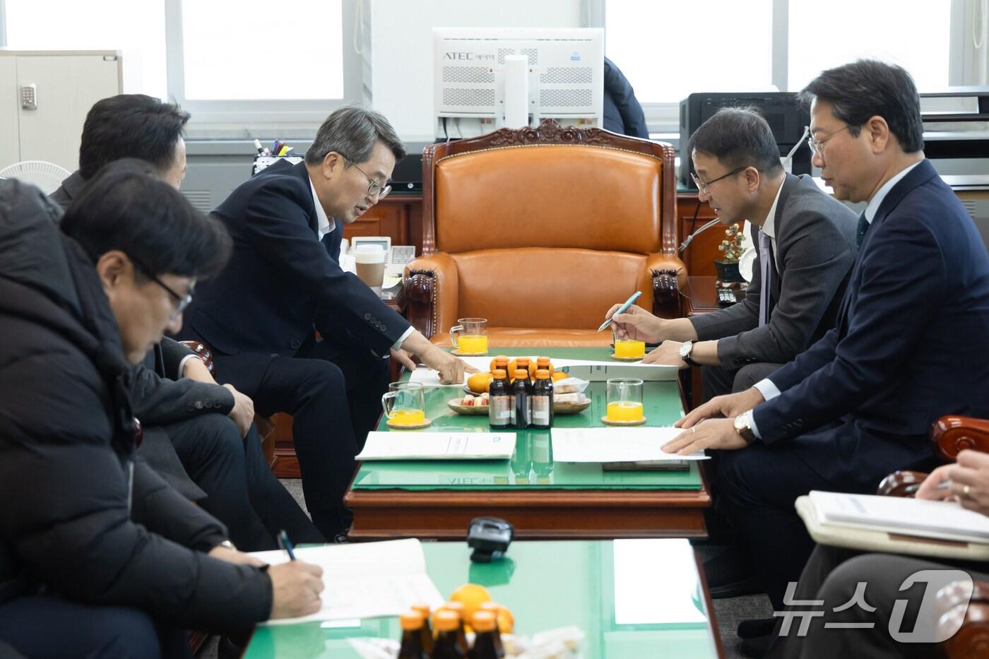 김동연 경기도지사가 17일 한병도 국회 예결위원장에게 경기도 핵심 사업에 대한 국비지원을 요청하고 있다.&#40;경기도 제공. 재판매 및 DB금지&#41;