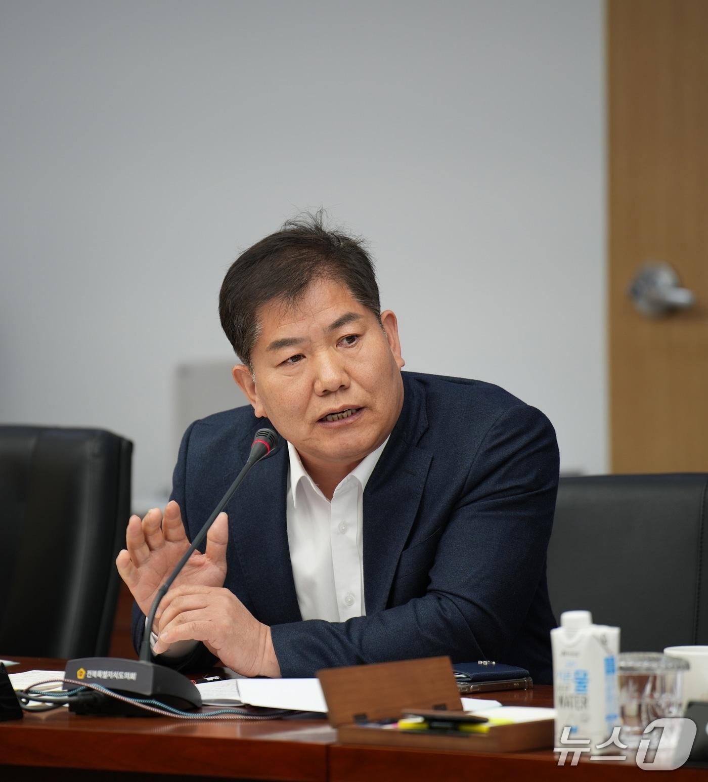 본문 이미지 - 임종명 전북도의원이 행정사무감사에서 질의를 하고 있다.&#40;의회제공. 재판매 및 DB금지&#41;2025.11.17/뉴스1