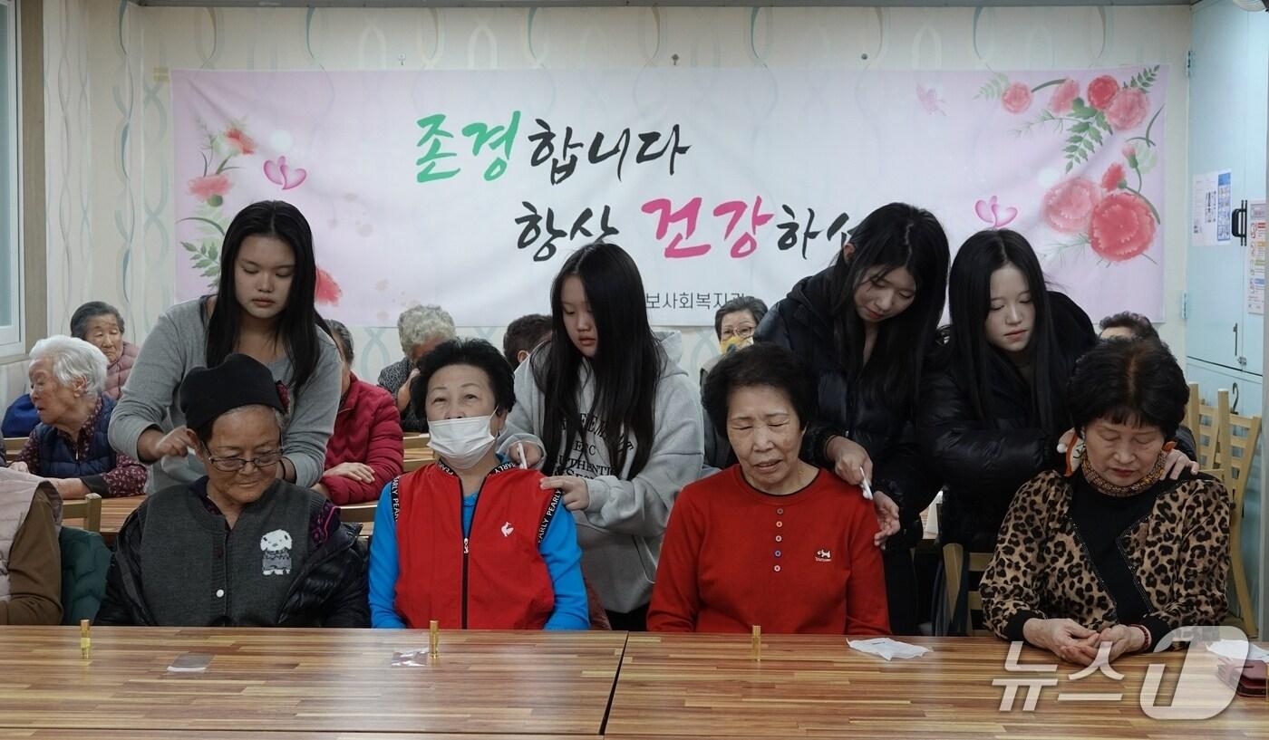 충북비즈니스고등학교는 17일 증평 삼보사회복지관 경로당을 찾아 어르신들을 위한 따뜻한 봉사활동을 펼쳤다.&#40;괴산증평교육지원청 제공, 재판매 및 DB금지&#41;/뉴스1