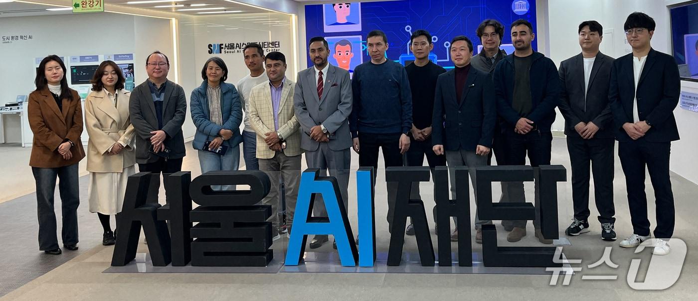 네팔‧키르기스스탄‧부탄‧우즈베키스탄 ICT 부처 고위 공무원과 한국지능정보사회 진흥원&#40;NIA&#41; 관계자들이 서울AI스마트시티센터에서 단체 기념 촬영을 하고 있다.&#40;서울시 제공&#41;