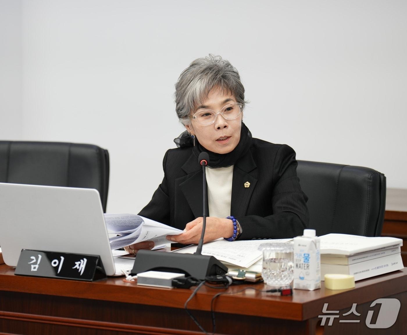 본문 이미지 - 17일 김이재 전북도의원이 행정사무감사에서 질의를 하고 있다.&#40;의회제공, 재판매 및 DB금지&#41;2025.11.17/뉴스1
