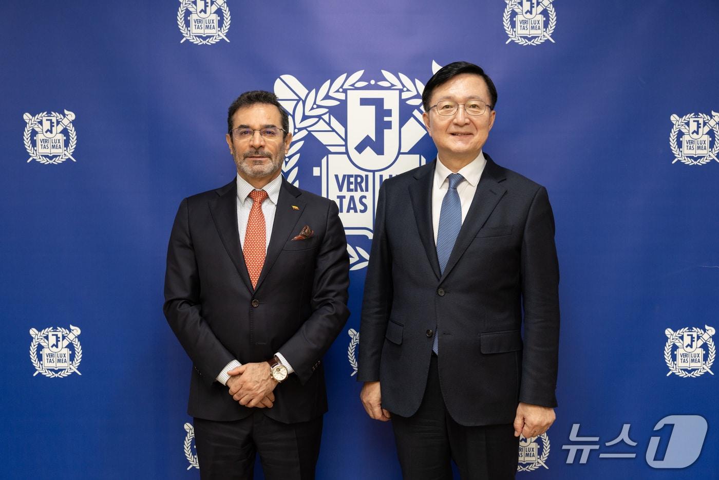 지난 11일 유홍림 서울대 총장&#40;오른쪽&#41;이 파트리시오 에스테반 트로야 수아레스 주한 에콰도르 대사를 만나 서울대와 에콰도르 고등 교육의 발전을 위한 긴밀한 협력을 약속했다. 2025.11.17. &#40;사진. 서울대 제공&#41;