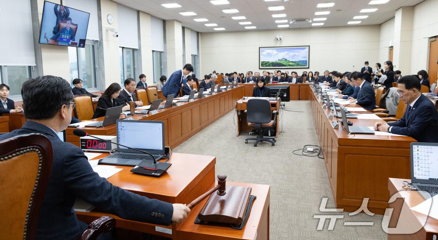 본문 이미지 - 17일 서울 여의도 국회에서 열린 제429회국회(정기회) 기후에너지환경노동위원회 제7차 전체회의에서 안호영 위원장이 의사봉을 두드리고 있다. 2025.11.17 / ⓒ 뉴스1 이승배 기자