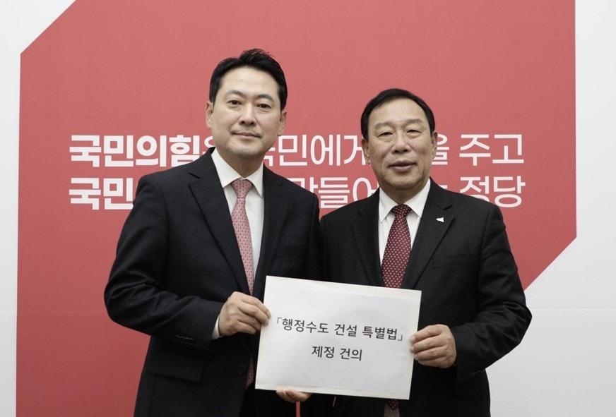 본문 이미지 - 장동혁 대표&#40;왼쪽&#41; 만난 최민호 세종시장. &#40;세종시 제공. 재판매 및 DB 금지&#41;