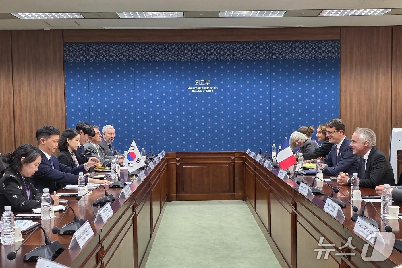 윤종권 국제사이버협력대사&#40;외교전략정보본부장 직무대리&#41;는 17일 외교부 청사에서 브누아 기데 프랑스 외교부 아태국장 및 아시아 12개국 주재 프랑스 재외공관장들을 접견했다. 2025.11.17. &#40;외교부 제공&#41;
