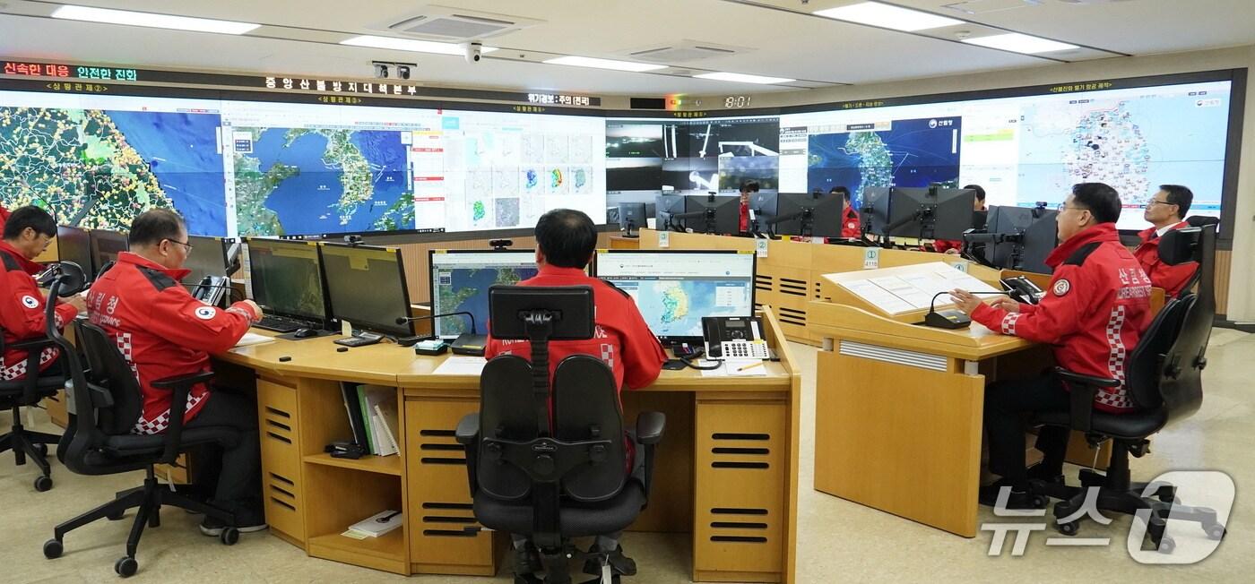 김인호 산림청장이 17일 중앙산불방지대책본부에서 산불 대응체계를 점검하고 있다. &#40;산림청 제공. 재판매 및 DB 금지/뉴스1&#41;