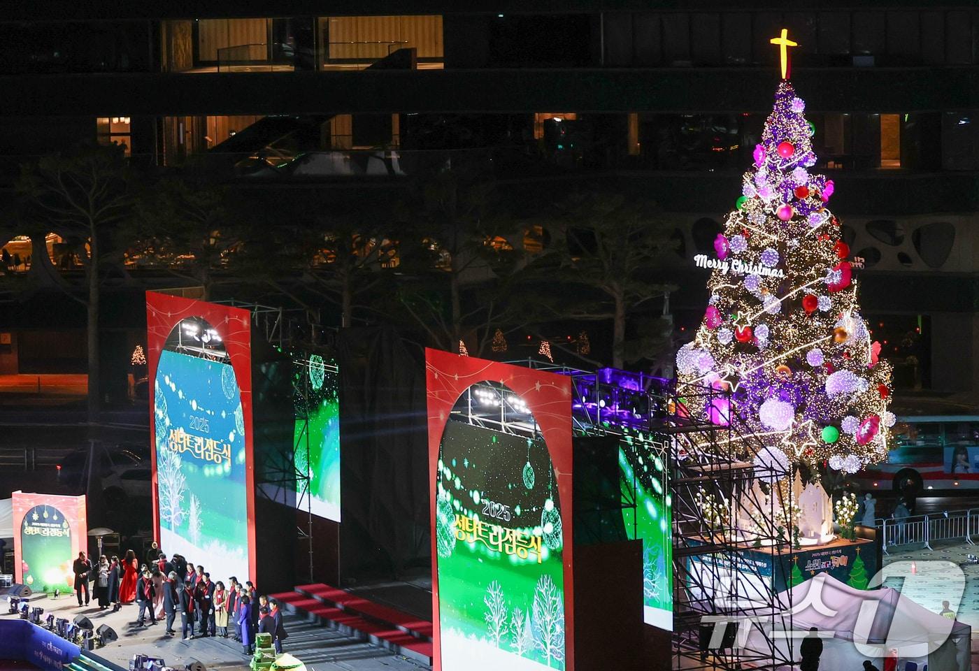 2025 대한민국성탄축제 성탄트리 점등식이 열린 17일 오후 서울광장에서 성탄트리가 불을 밝히고 있다. 2025.11.17/뉴스1 ⓒ News1 안은나 기자