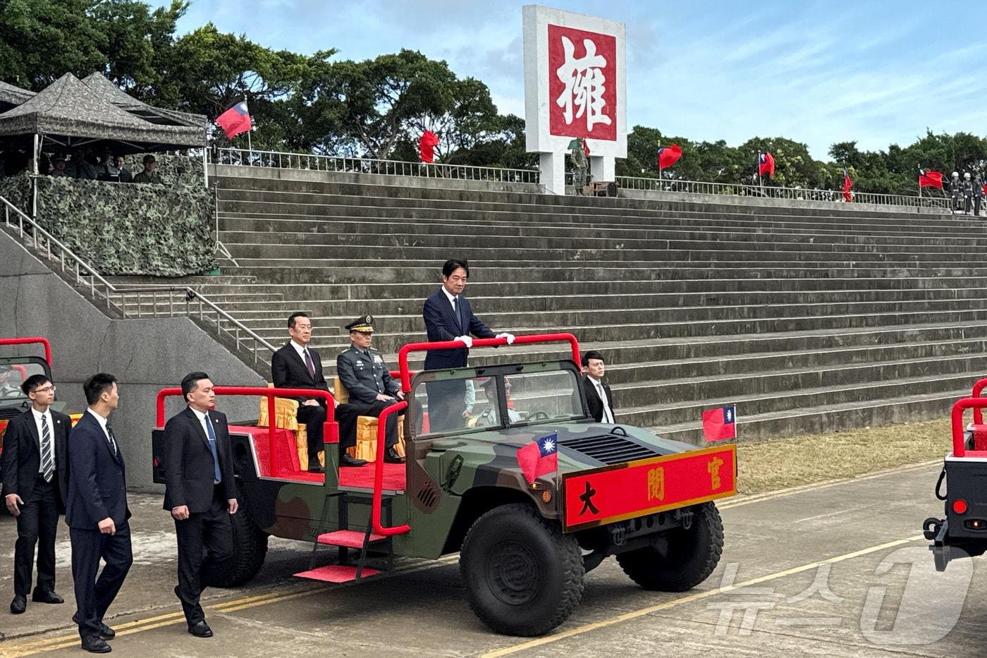 라이칭더 대만 총통이 지난달 31일 대만 신주의 후커우 군사 기지에서 M1A2T 에이브람스 전차 대대를 시찰하고 있다. 2025.10.31 ⓒ 로이터=뉴스1 ⓒ News1 강민경 기자