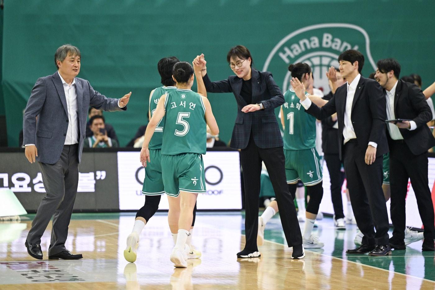 이상범 감독&#40;왼쪽&#41;이 이끄는 부천 하나은행이 17일 열린 2025-26 여자프로농구 개막전에서 아산 우리은행을 완파했다. &#40;WKBL 제공&#41;